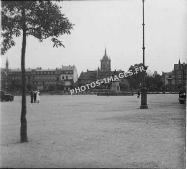 La place et la fontaine à Colmar en photo de 1930