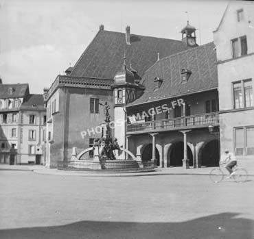 La fontaine Schwendi et l'Hôtel de Ville à Colmar en vieille photo de 1932