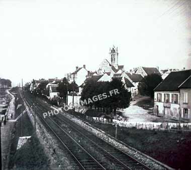 Photo ancienne de la voie ferrée et du bourg de Dormans en 1914