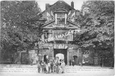 Photo ancienne de la porte de la citadelle de Nancy en carte postale de 1900