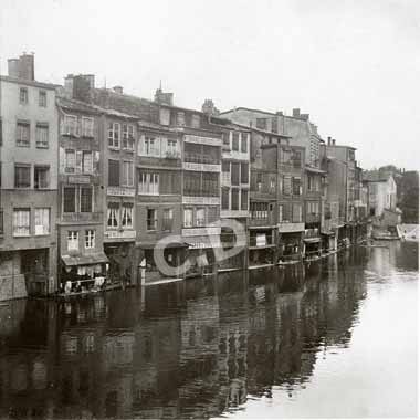 Verdun, photo ancienne de 1910, ses façades de maison avec les lavoirs en bord de Meuse