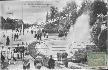 Photo ancienne de la cascade sur l'esplanade à Metz en ancienne carte postale de 1920