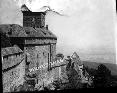 Le donjon du château du Haut-koenigsbourg et la plaine d'Alsace