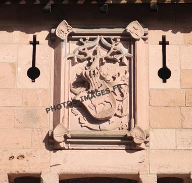 Le blason au dessus de l'entrée du château du Haut-koenigsbourg actuellement