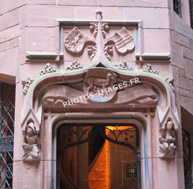 Le blason au dessus de la porte d'accès à l'escalier