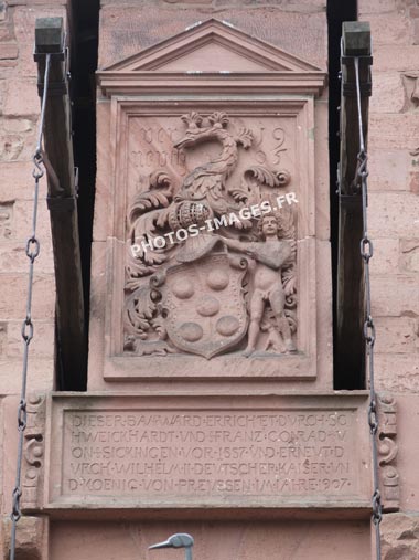 Le blason au dessus de l'entrée en haut de l'escalier