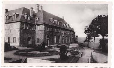 En façade nord la grande terrasse du couvent dans les années 30