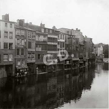 Verdun, photo ancienne de 1910, ses façades de maison avec les lavoirs en bord de Meuse