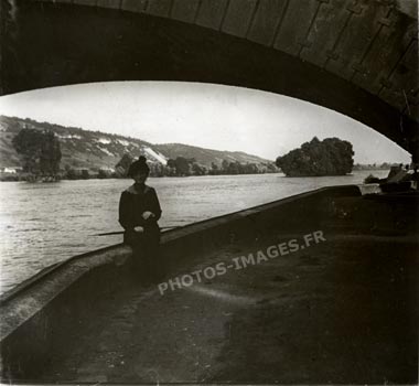 Sous le pont de Vernon coule la Seine, photo ancienne de 1916