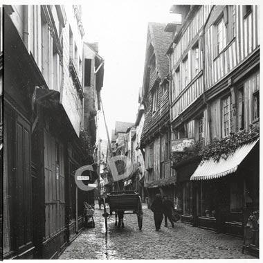 Une rue ancienne de Rouen en 1910 ; photo des maisons à poutres apparentes