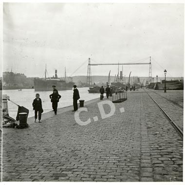 La Seine à Rouen, vielle photo prise depuis le quai et mmontrant le pont transbordeur.