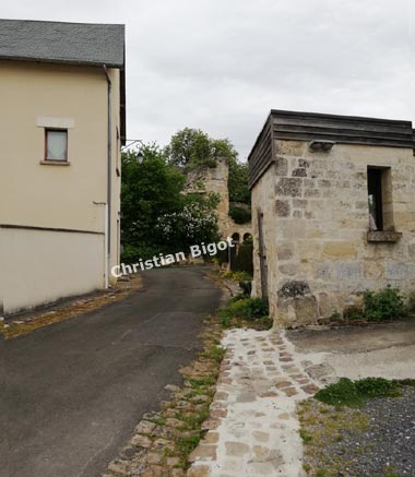 Coucy-le-Château-Auffrique rue des Boulangers dans le bourg en photo actuelle