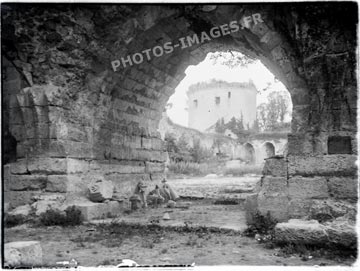 Photo ancienne du château de Coucy montrant le donjon pris à travers une ogive