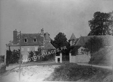 Vieille photo d'une ancienne maison dans le bourg de la commune  d'Oulchy-le-Château
