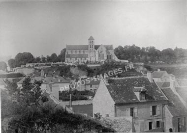 Vieille photo du bourg d'Oulchy-le-Château et son église romane