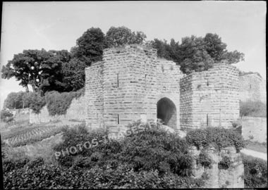 Château médiéval à Château-Thierry, photo ancienne de 1931 montrant la porte Saint-Jean