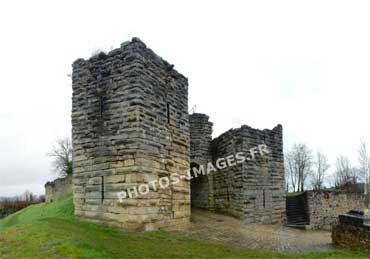 Château médiéval à Château-Thierry, photo récente vue sur la porte Saint-Jean