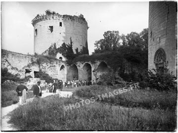 Photo prise de l'intérieure montrant l'entrée du Château de Coucy