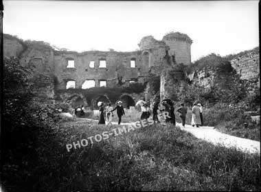 Ancienne photo du la façade intérieure du câteau de Coucy