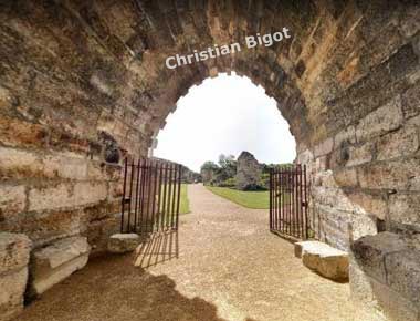 Photo actuelle du château de Coucy montrant la cour pris à travers une ogive