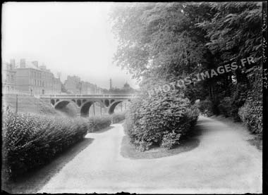 Le pont de la rue Lemerchier qui enjambe la voie de chemin de fer