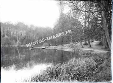 Bord de l'étang et les barques à Saint-Cucufat en photo ancienne
