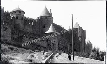 La montée vers la porte d'Aude dans les remparts de Carcassonne, photo ancienne de 1910