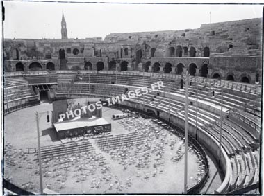 Photo de l'intérieur des anciennes arènes de Nîmes prise en 1910