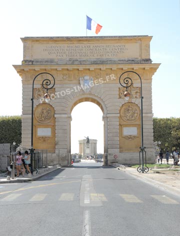  Montpellier, photo actuelle de l'Arc de triomphe de la porte du Peyrou