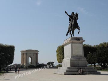 Place Royale à Montpellier, photo actuelle de la statue de Louis 14 et du château d'eau