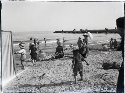 Le bain des enfants à la plage de  Palavas
