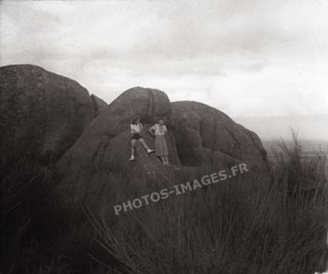 Photo ancienne  des pierres jaumâtres à Toulx-Sainte-Croix
