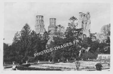 Vue d'ensemble de l'abbaye de Jumièges en 1900