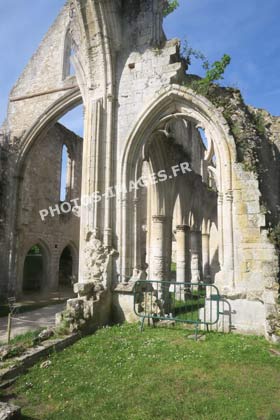 Le bas-côté de l'église Saint-Pierre en photo récente