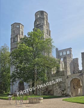 L'église de Notre-Dame et ses deux tours en photo récente