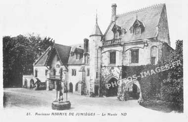 Photo ancienne du musée de l'abbaye de Jumièges