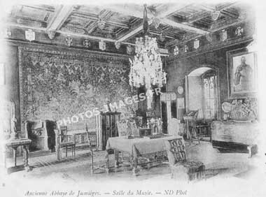 Une salle du musée de l'abbaye en photo ancienne