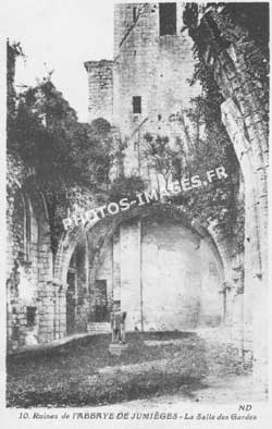 Photo ancienne de la salle des gardes de l'abbaye de Jumièges