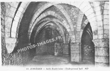 Salle souterraine du musée de l'abbaye en photo ancienne