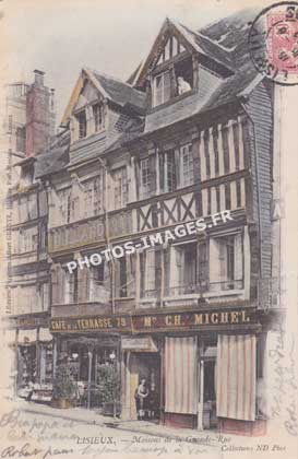 Carte postale ancienne de la Grande Rue de Lisieux et ses maisons anciennes