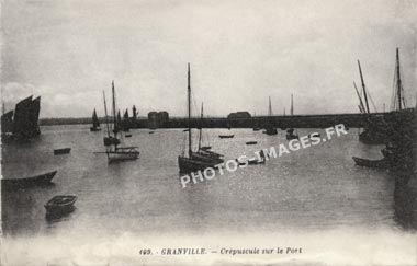 Photo ancienne de Granville au crépuscule sur le port en 1900