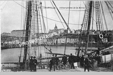 Photo ancienne du déchargement d'un bateau en 1900