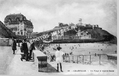 La plage à marée basse à Granville sur une carte postale de 1900