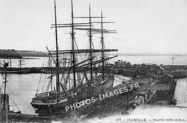 Un quatre mâts à quai au Port de Granville sur une carte postale de 1900