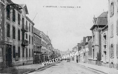 La rue Courraye de Granville sur une carte postale de 1900