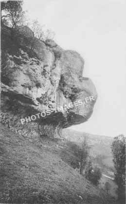 Carte postale de 1945 de des rochers à l'entrée d'Eyzies title=