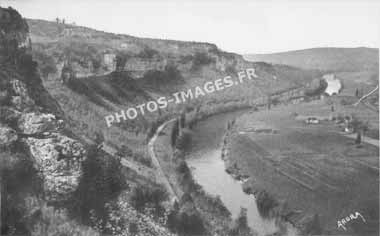 Carte postale de 1945 de l'aval d'Eyzie où coule la rivière la Vézère