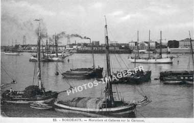 A Bordeaux sur la Garonne les morutiers et gabares en ancienne carte postale de 1900