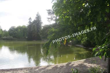 Le parc Bordelais à Bordeaux et le lac en photo récente