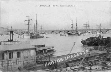 Le Pont de Pierre et la rade en 1900 sur une ancienne carte postale
